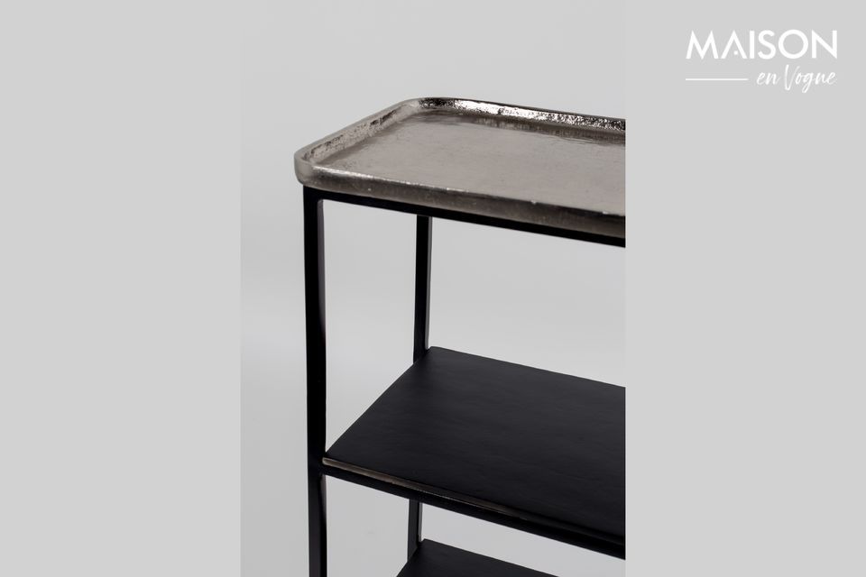 Het elegante retrodesign wordt ondersteund door vier poten op wielen