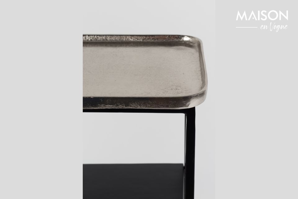 Deze bijzettafel is ideaal om de inrichting van een woonkamer compleet te maken