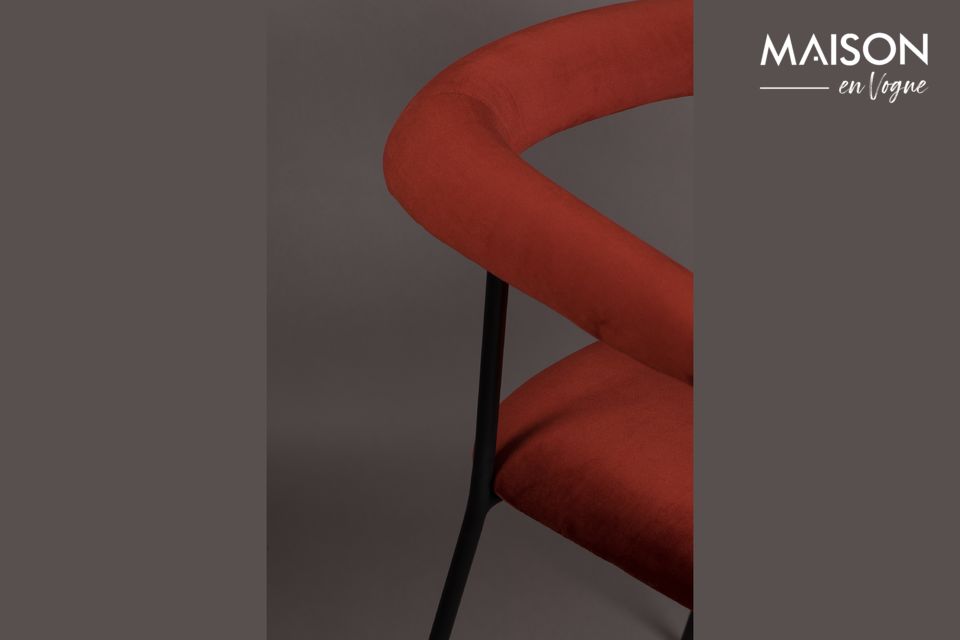 Met een zitdiepte van 44 cm en een armleuninghoogte van 70 cm is deze stoel gemakkelijk geschikt