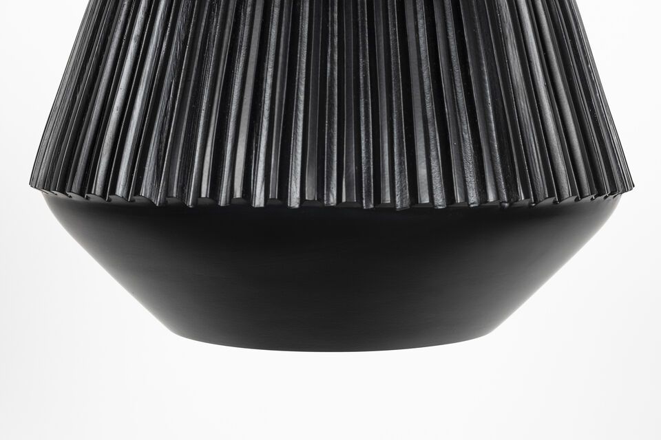 Het minimalistische maar gedurfde ontwerp maakt van deze hanglamp een pronkstuk dat niet