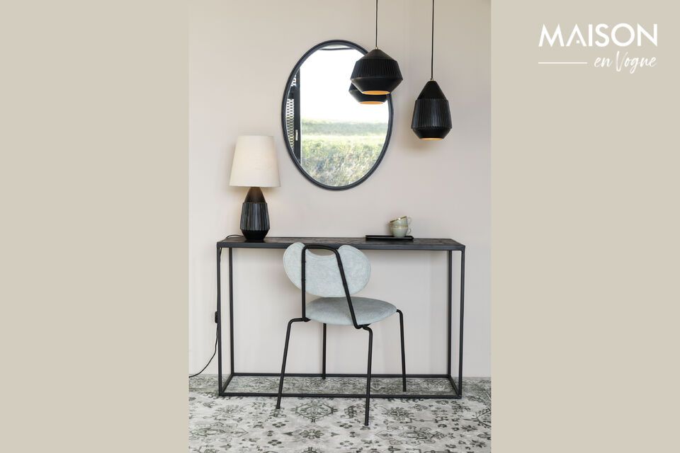 Hanglamp van zwart aluminium; een elegant, praktisch ontwerp.