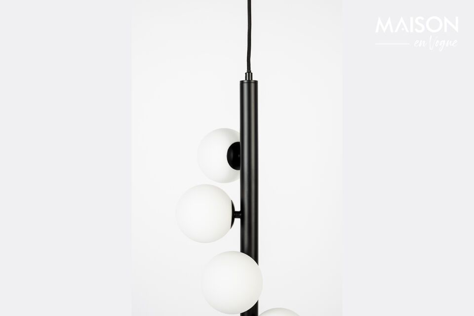 Het luchtige ontwerp maakt het een ideale keuze voor zachte verlichting en voegt een eigentijdse
