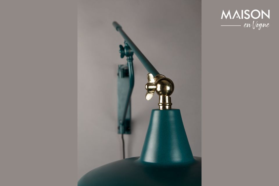 De Hector-wandlamp is gemaakt van gepoedercoat ijzer en heeft een verfijnd industrieel ontwerp