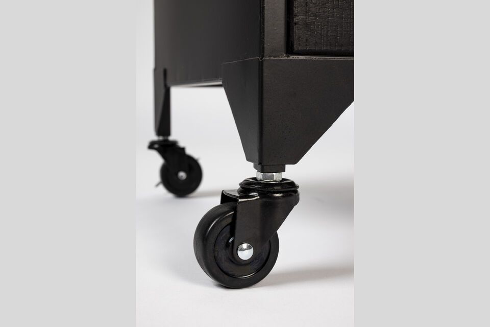 Bovendien zijn twee van deze wielen voorzien van remmen om stabiliteit te garanderen wanneer de