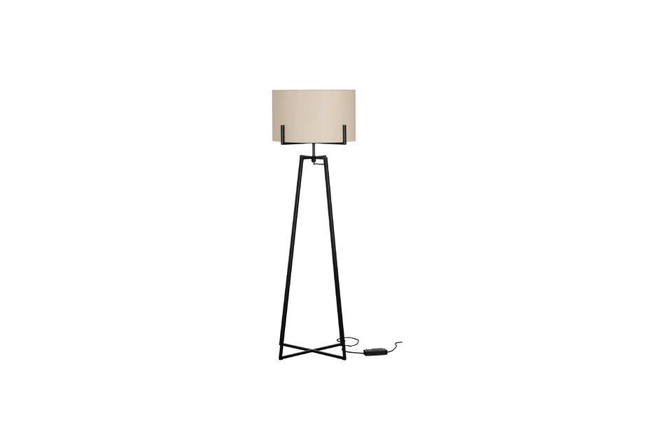 Gemaakt van zwart metaal en met een witte kap past deze vloerlamp in elke interieurstijl