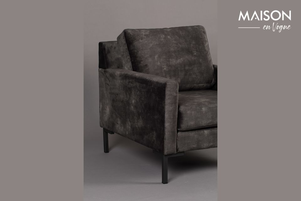 Gestoffeerd in zwart fluweel is deze fauteuil zowel geschikt voor een lounge interieur als voor een