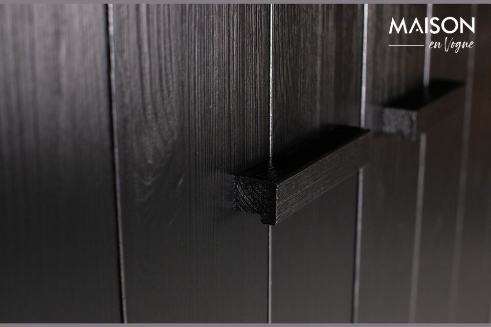 Dit stevige meubel, gemaakt van zwart gelakt hout, past in elk interieur, vintage of moderner