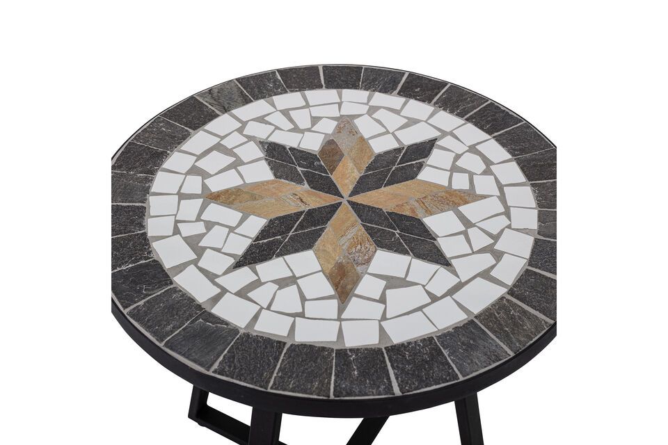 De combinatie van steen, keramiek en staal maakt deze tafel heel bijzonder