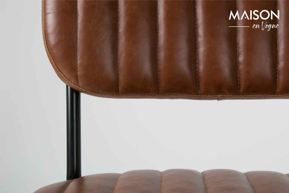 Deze Jake Worn stoel is ontworpen met een frame van multiplex en eikenhouten poten die een zeer