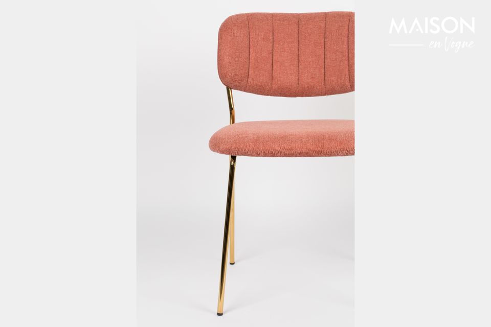 Een stoel met een stijlvol en fantasievol ontwerp