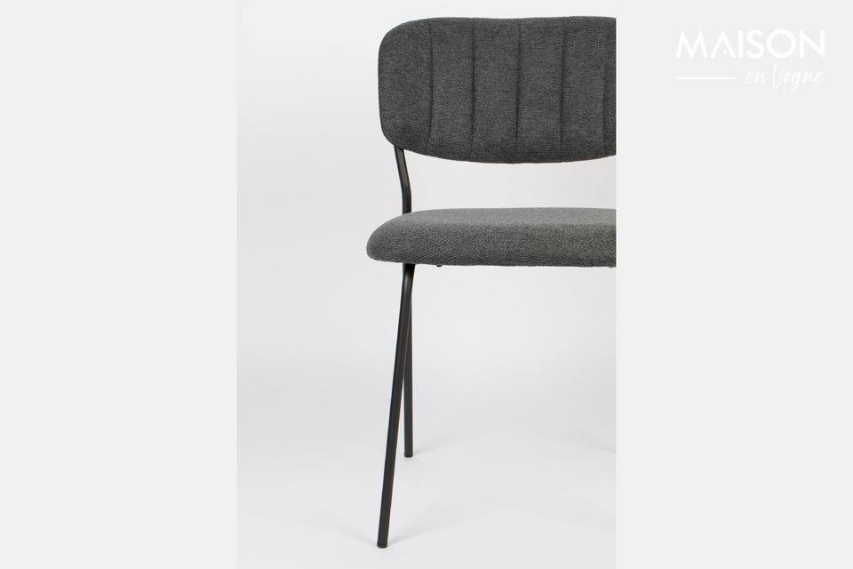 Een elegante stoel die de lijnen van het lichaam volgt voor optimaal comfort