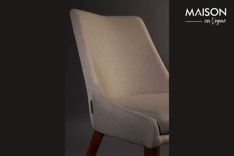 De fijne maar zeer resistente zitstof maakt het een mooie en uiterst verfijnde stoel