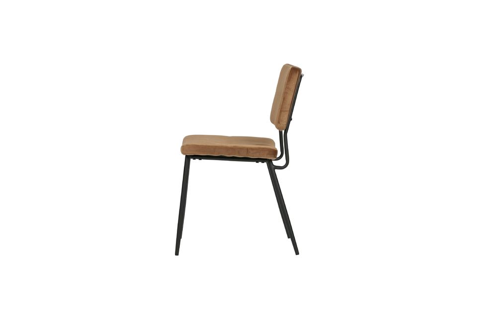 De combinatie van de karamel stof en het zwarte metalen onderstel geeft deze stoel een moderne