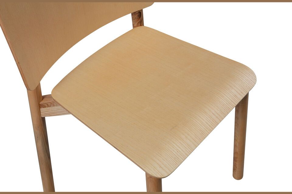 De Karel stoel is 77 cm hoog, 53 cm breed en 52 cm diep