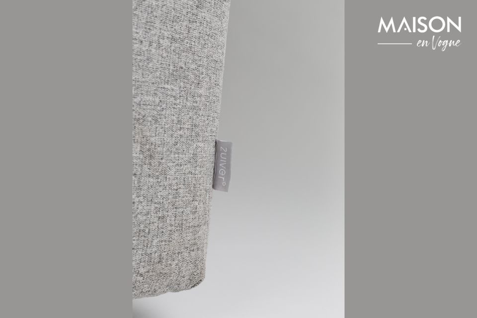 Zijn strakke lijnen en grijze kleur geven hem een minimalistische stijl