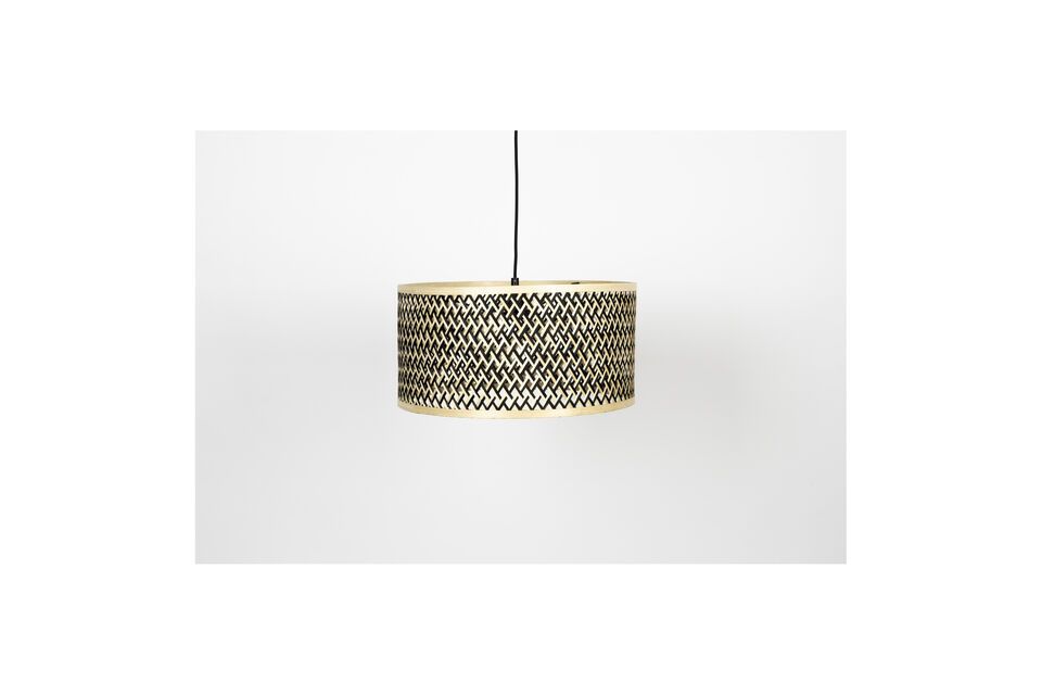Met afmetingen van 33 cm in de lengte en diepte en een royale hoogte van 153 cm is deze hanglamp