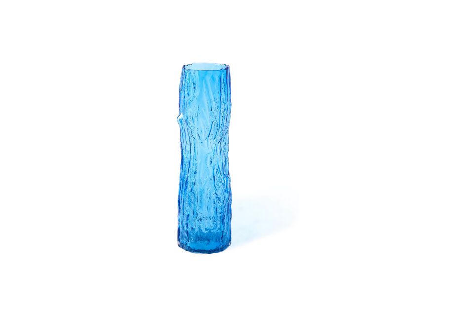 Met zijn helderblauwe kleur en originele vorm valt de vaas zeker op in de kamer