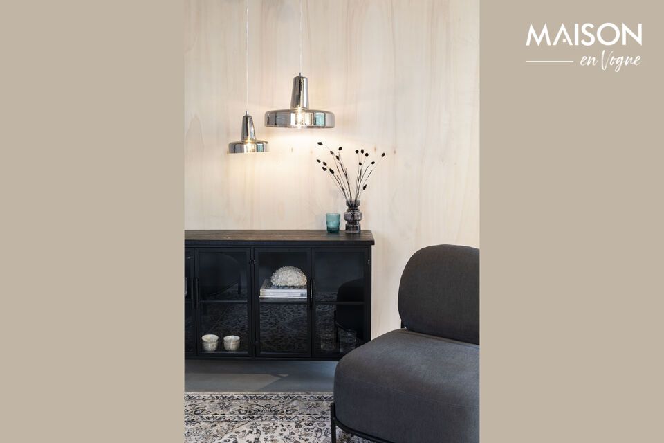 Het strakke ontwerp en de grijze tint van deze glazen hanglamp voegen een modern tintje toe dat