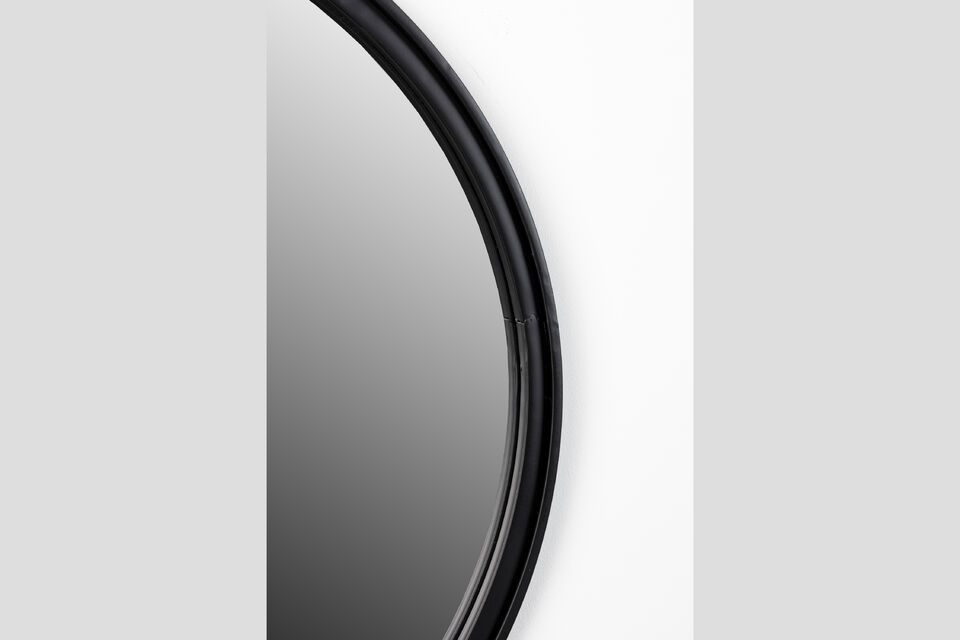 Het zwart gelakte ijzeren frame en de flock coating geven het een moderne, tijdloze look