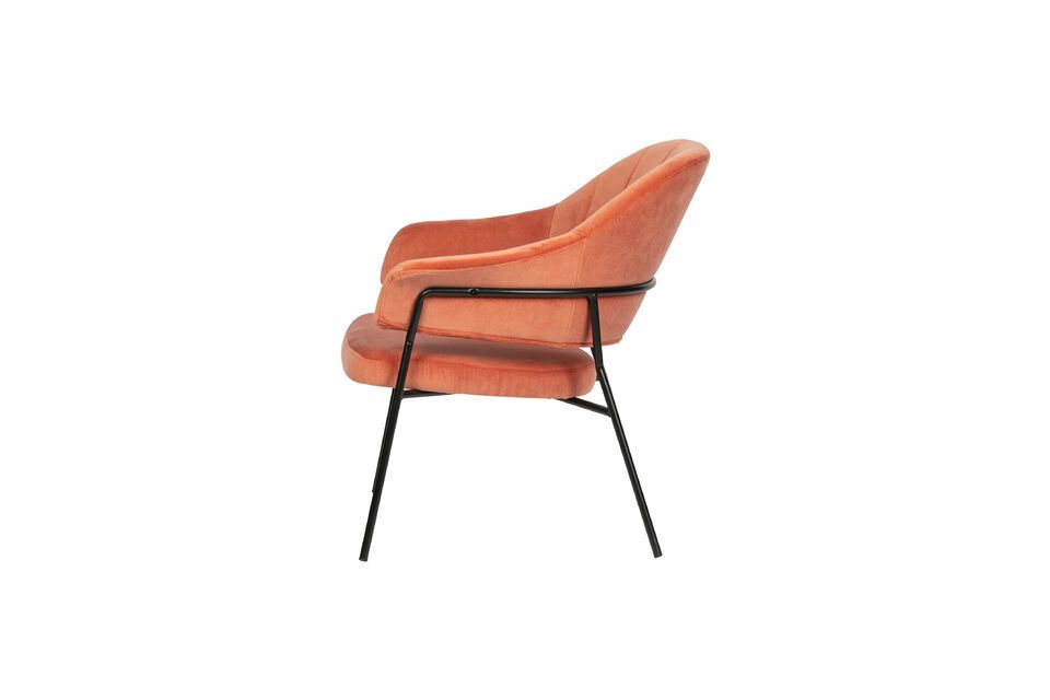 Deze atypische stoel biedt een omhullende zitting met ton-sur-ton stiksels die de rondingen