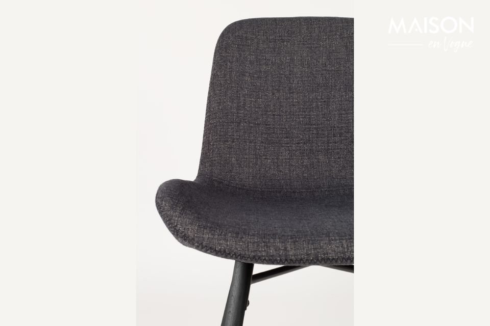 Een stoel met een solide structuur en een tijdloos ontwerp