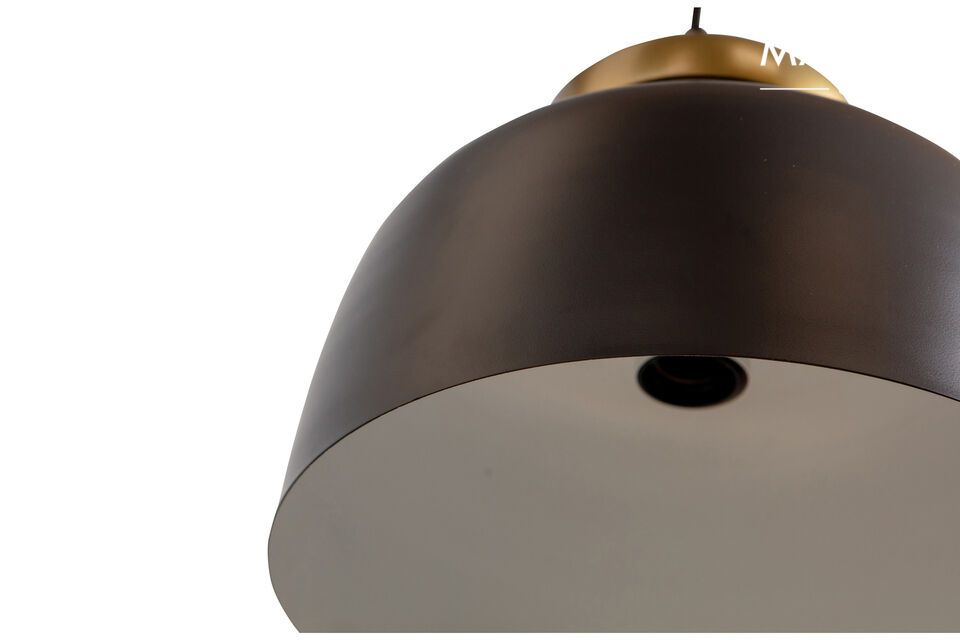 De binnenkant van de Linne hanglamp is wit om een mooie reflectie van het licht in uw ruimte
