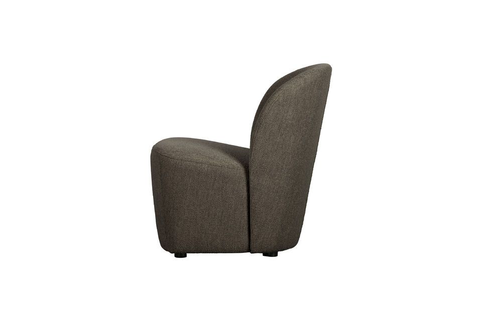 Bekleed met een slijtvaste bruine bouclé stof heeft deze fauteuil een rijke en vriendelijke