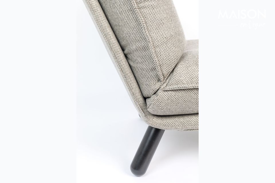 In grijze stof neemt deze zachte stoel een warme sfeer mee die bevorderlijk is voor de ontspanning