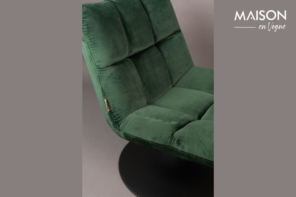Met een rond zwart stalen frame heeft deze fauteuil een groene fluwelen bekleding voor een verfijnd