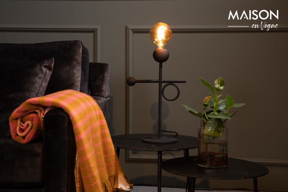De Loyd bureaulamp van Dutchbone biedt u nu de eenvoud van een minimalistische stijl in combinatie