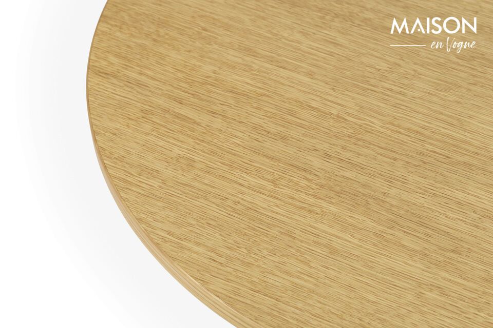 Hij is verkrijgbaar in hoogtes van 40 of 45 cm en heeft een elegant X-vormig onderstel van zwart