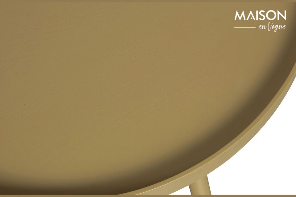 De tafel is gemaakt van MDF en heeft een glad oppervlak dat aangenaam aanvoelt