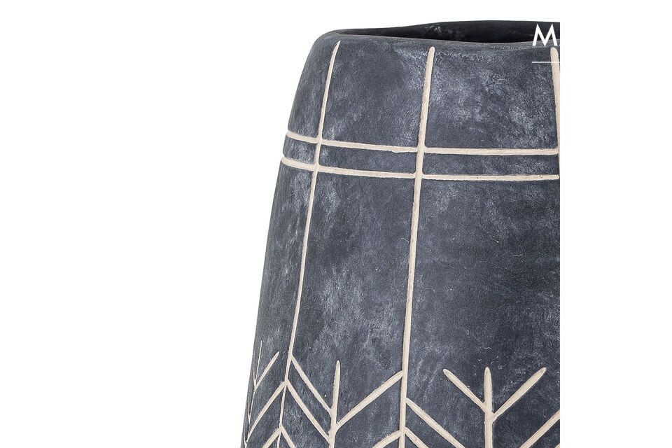 De Mahi decoratieve vaas van Bloomingville is gemaakt van zwart keramiek met een geometrisch patroon