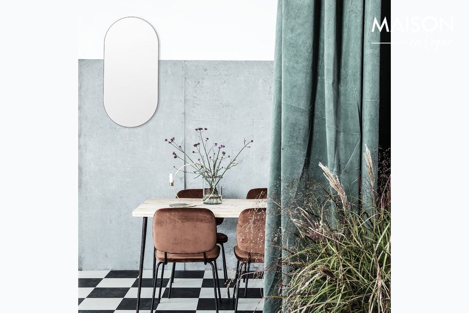 Deze elegante tafel van mangohout combineert een klassiek en helder blad met donkere en modernere