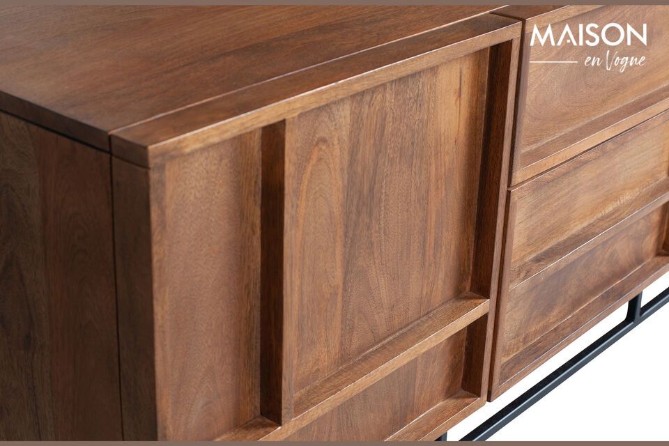 Dit stevige meubel heeft twee zijdeuren die elk een plank verbergen en twee centrale laden