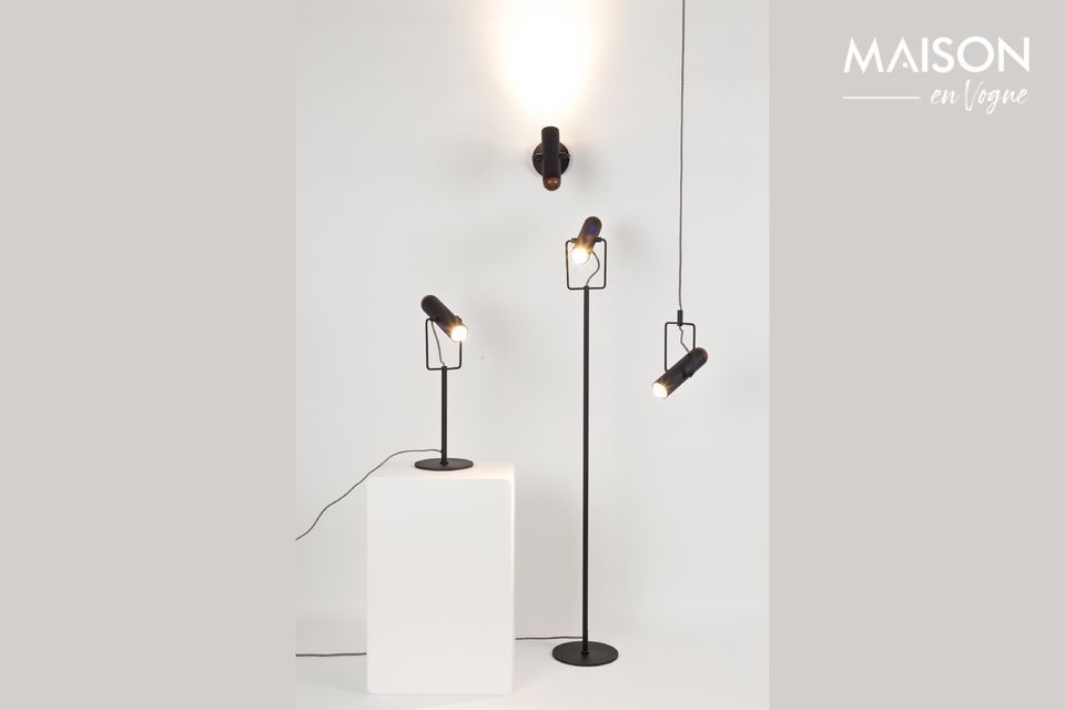 Door het creëren van de zwarte Marlon wandlamp biedt het merk Zuiver een ideale lichtbron in een