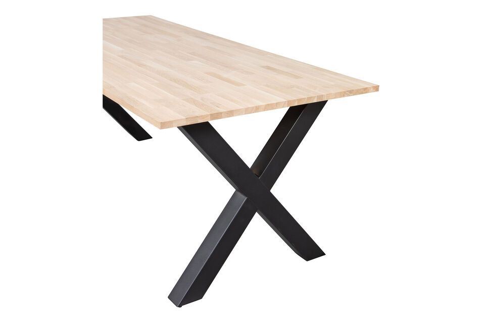 De Tablo tafel is 75 cm hoog, 200 cm lang en 90 cm diep, waardoor hij ideaal is voor 6-8 personen