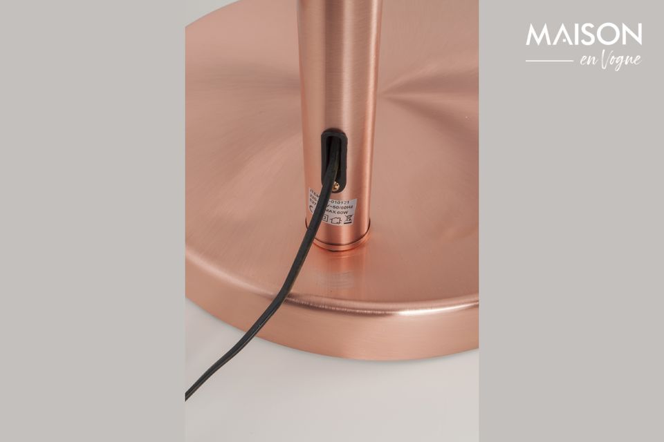 Een iconische vloerlamp met trendy metallic reflecties