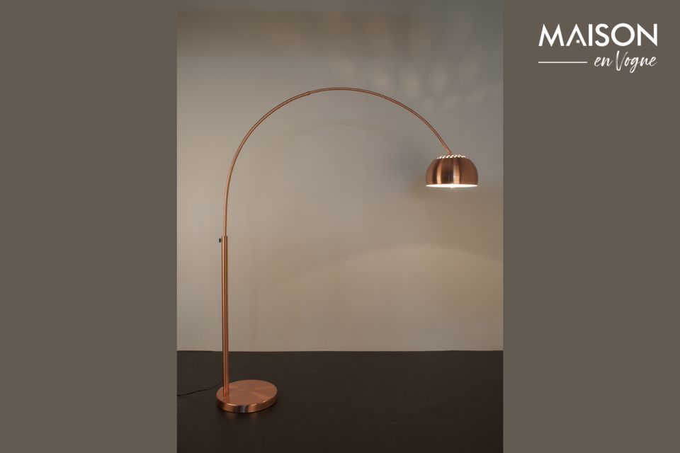 Hij biedt zijn licht aan met een koepelvormige lampenkap van 150 cm hoog