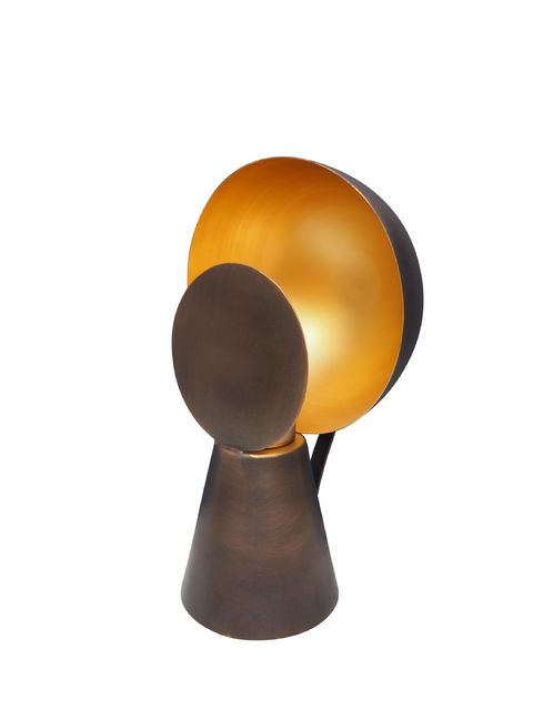 Met afgeronde volumes is de minilamp Hide & Seek zwart en goudkleurig Chehoma op een voet met