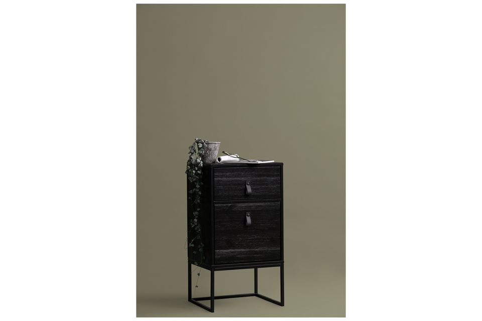 Het zwarte nachtkastje Zola met lade en diepe zwarte deur is een modern meubelstuk van metaal en