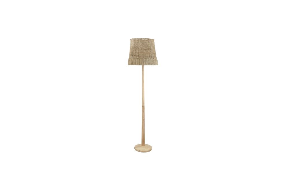 Een rotan en houten vloerlamp