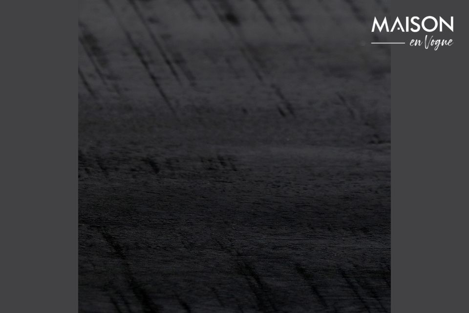 Een moderne bank die hout en metaal combineert