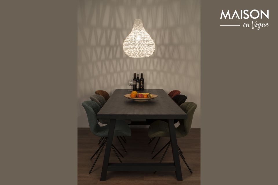 Een hanglamp met een modern design die een weelderige sfeer creëert