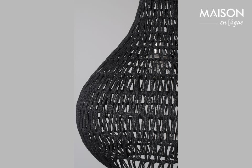 Deze hanglamp is een kunstwerk waard en betovert de sfeer op een creatieve en geraffineerde manier