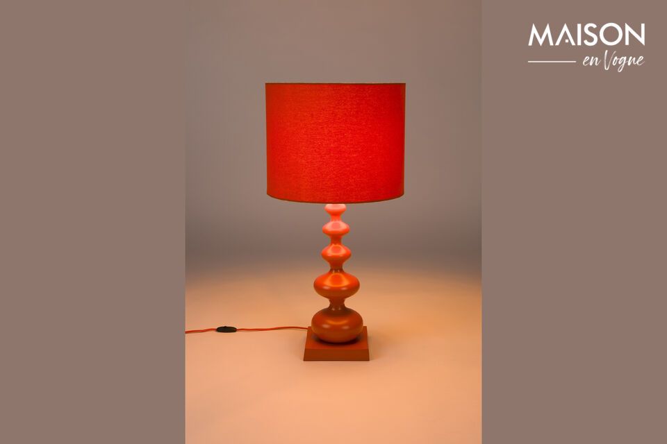 Stel je voor dat de lamp op een bijzettafel troont en een vleugje warmte en dynamiek toevoegt aan