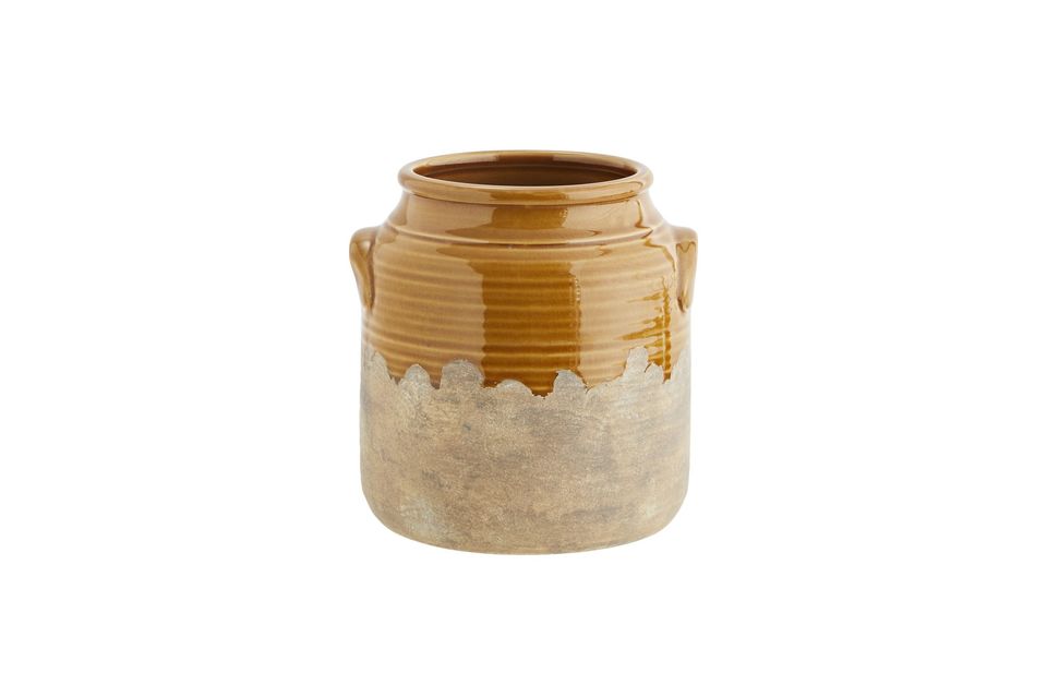 Deze vaas van steengoed lijkt op een oud etenspotje, wat hem een retro gevoel geeft