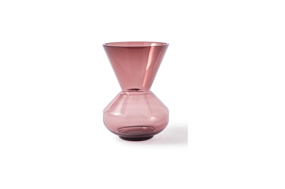 De kleine paarse glazen vaas van Pols Potten voegt een moderne toets toe aan elke kamer waarin hij