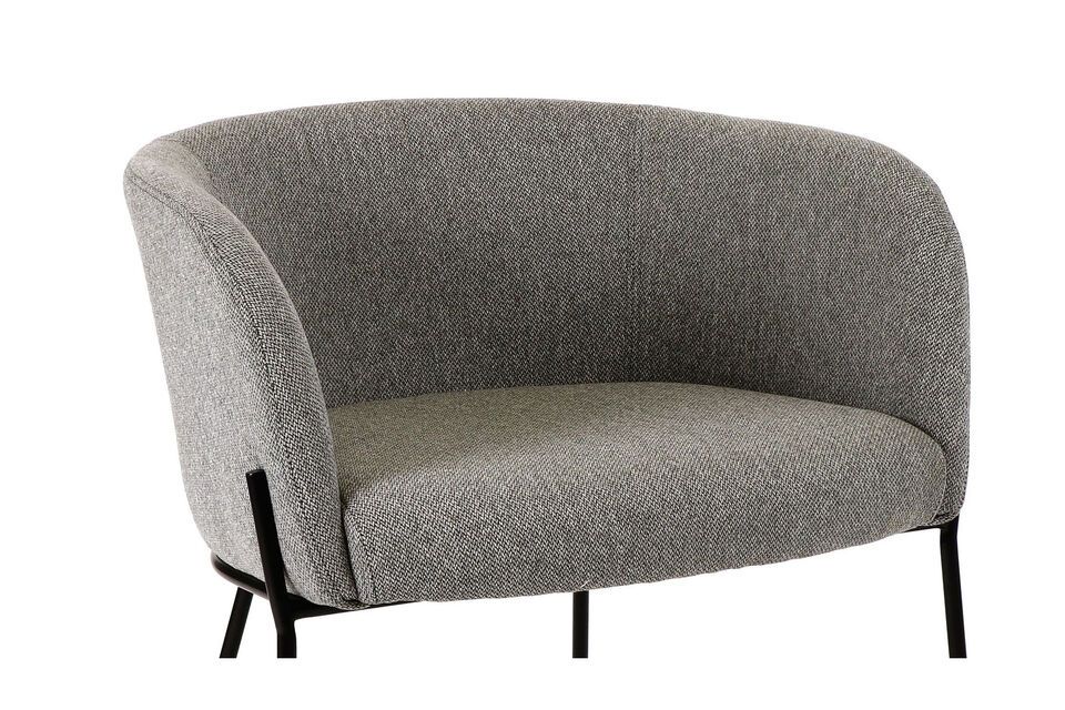 Met de discrete charme van een bepaald classicisme strekt deze comfortabele fauteuil zijn armen