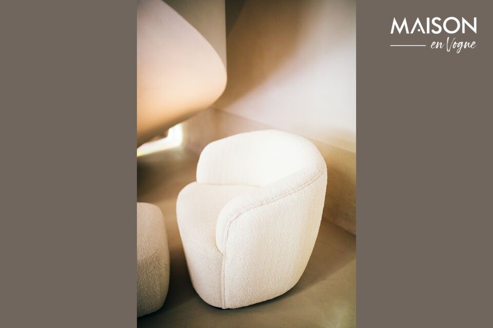 Ontdek de Porterville fauteuil in wit van Pomax, een perfecte mix van comfort en elegantie